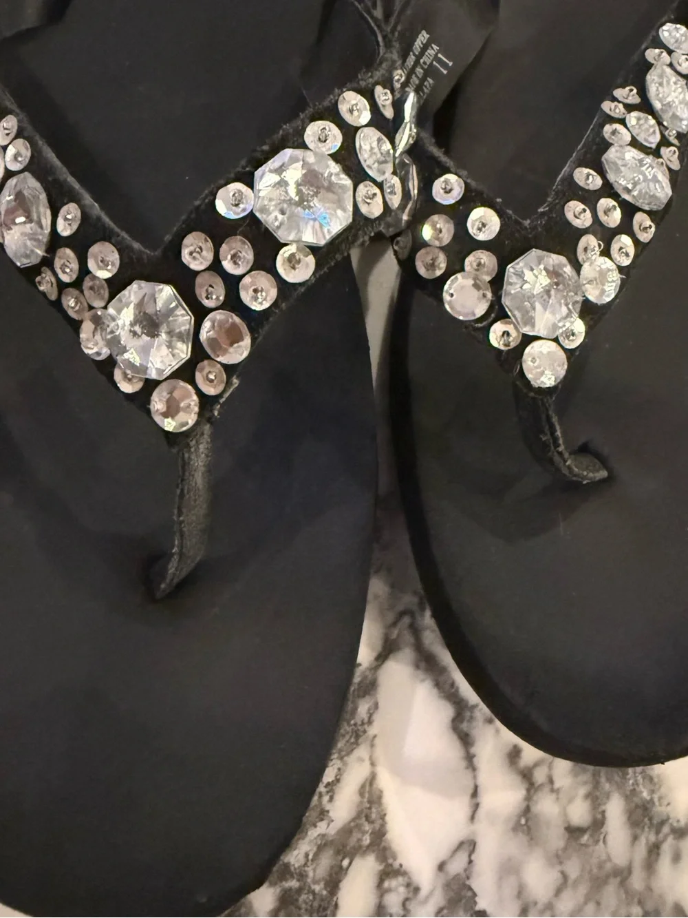 Yellow Box "Stormy" Black Rhinestone Bling Flip Flop Sandals - Size 11M - Picture 4 of 7
